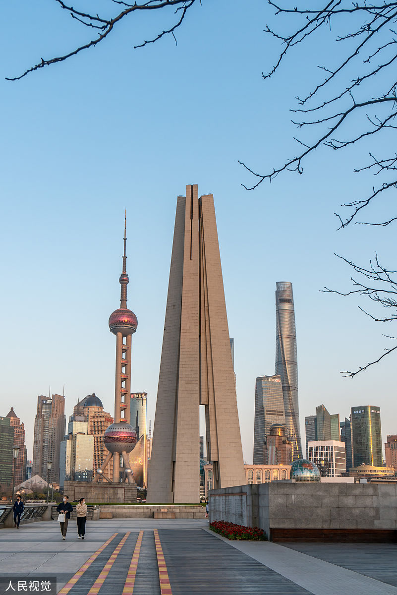 2020年3月20日,上海,浦江两岸景色美,吸引市民观赏.