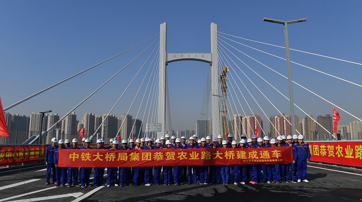 被誉为'世界建桥史上的一个奇迹'的桥梁建造者是谁？