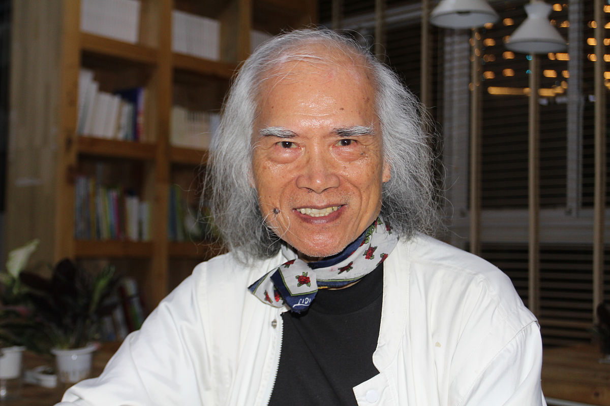 续写一篇60字的童诗以星星太贪玩迷路了由于是白天星星找不到同伴于是星星向蜗牛求助……为线索要求幽默有趣带点讽刺意味