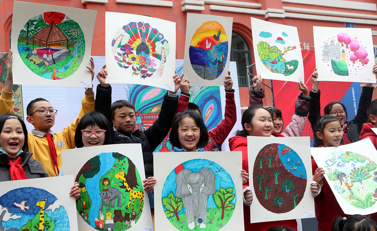 2020年12月30日,云南省昆明市,五华区武成小学同学把五彩缤纷的云南生