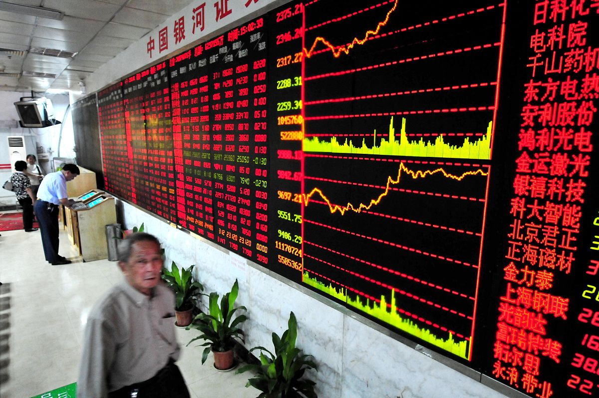 2011年10月24日,福州股民在一家证券营业部内关注股票行情.