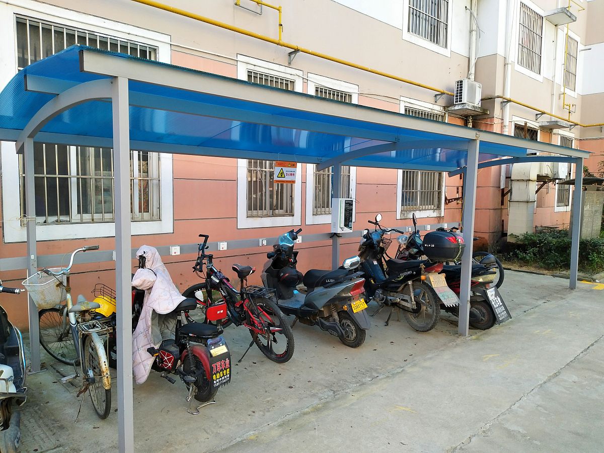 都市馨园新增电动自行车充电设施，首日通电20个接口，一周内全部完工