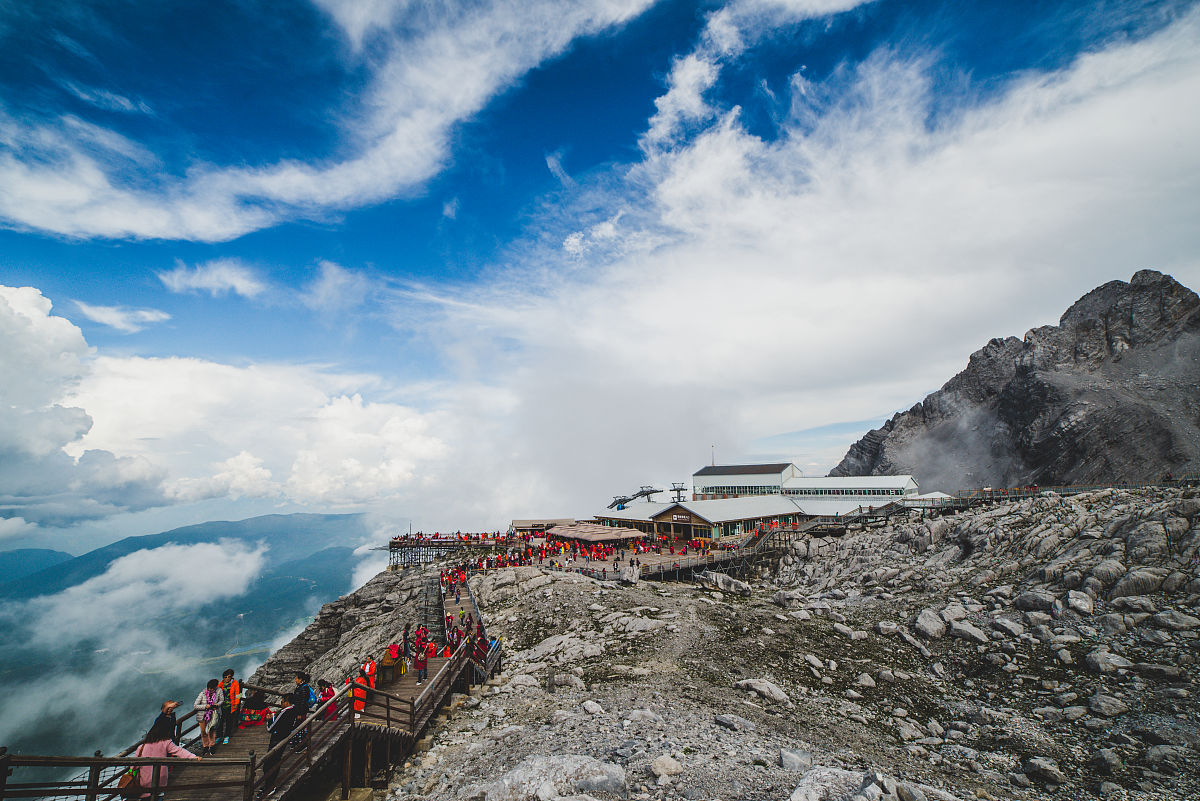 云顶旅游景区：云南丽江玉龙雪山之巅，体验自然与文化之美