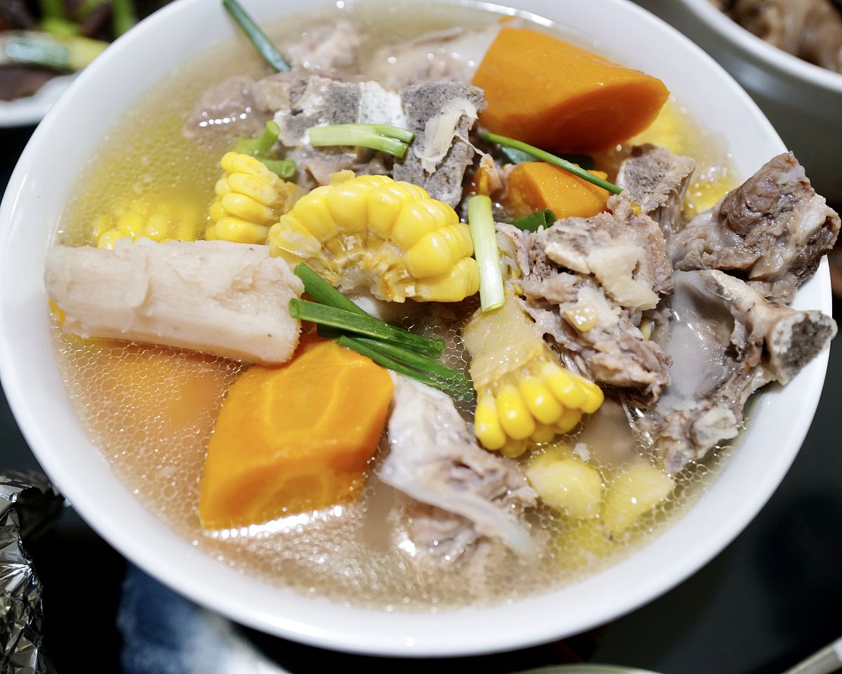 请帮我写1篇650字博客文章主题是：香菇玉米排骨汤