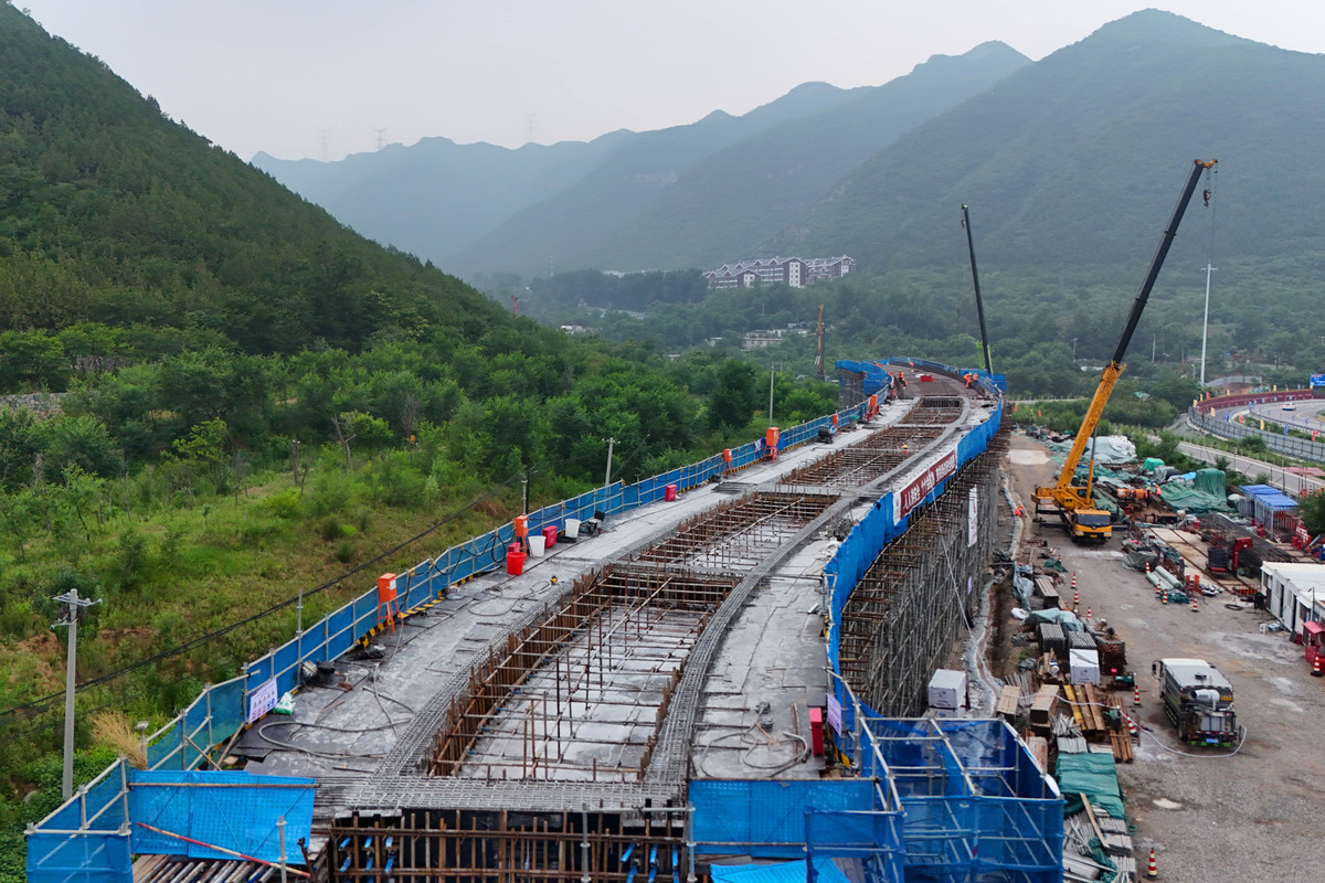 高速铁路为何多数建在桥上？解析高速铁路桥梁的优势与挑战