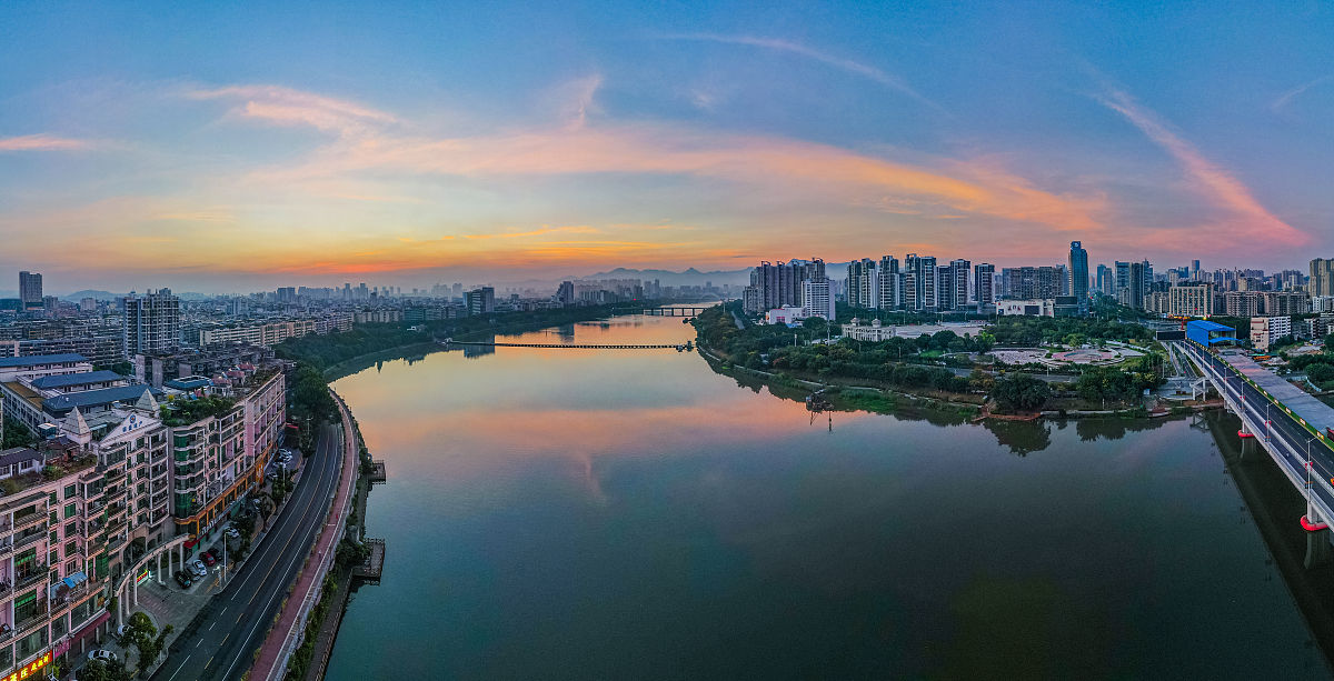 2021年9月5日,江西省赣州市,清晨章江河畔的城市风光宛如一幅绚烂的水