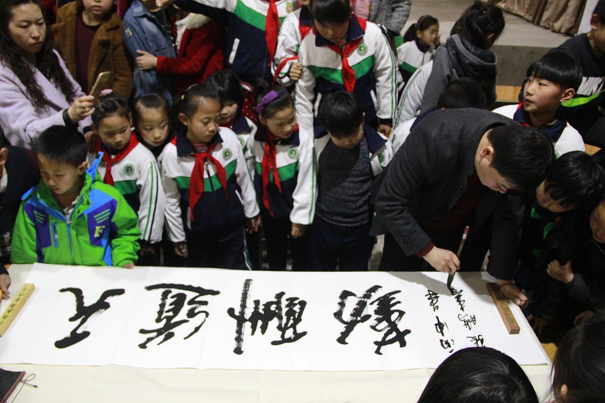 2016年3月25日,河南省内黄县第三实验小学,书法名家在教孩子们学写毛