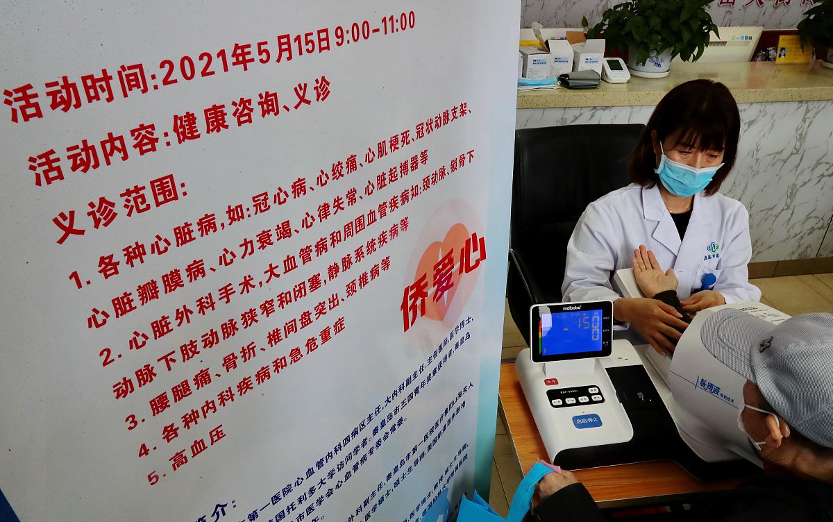 关于社区医院加强对居民安全用药的教育和指导的建议不得少于800字。