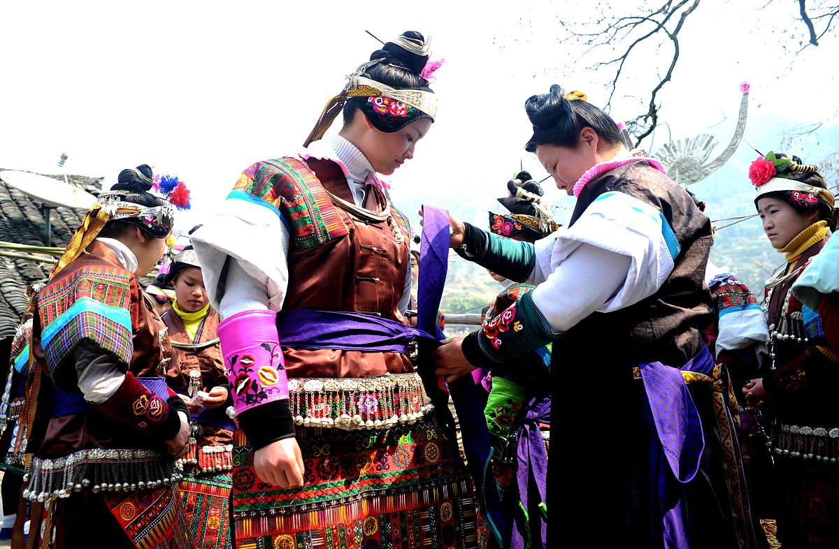 2011年3月12日,贵州黔东南,姑娘们在节日当天盛装打扮,以便在鼓场上展