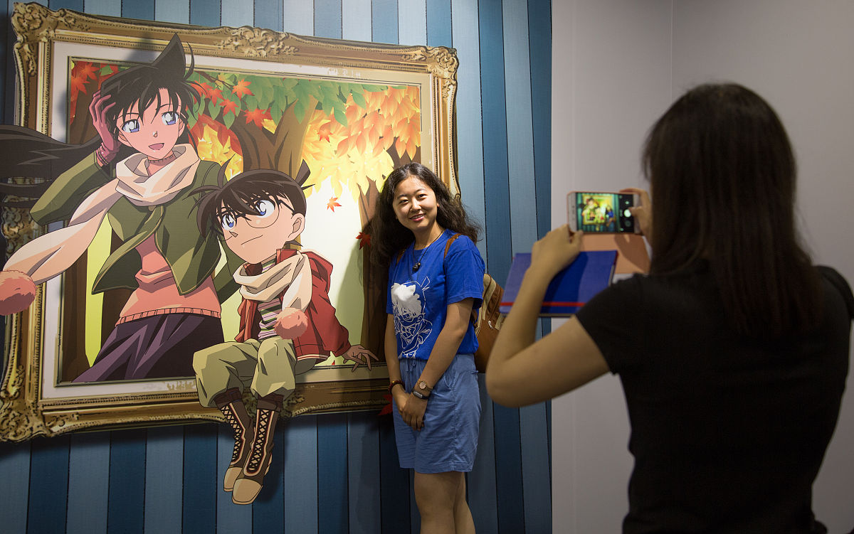 请介绍一下名侦探柯南的动画和漫画的差异，包括故事情节、人物设定、画风等方面的不同。