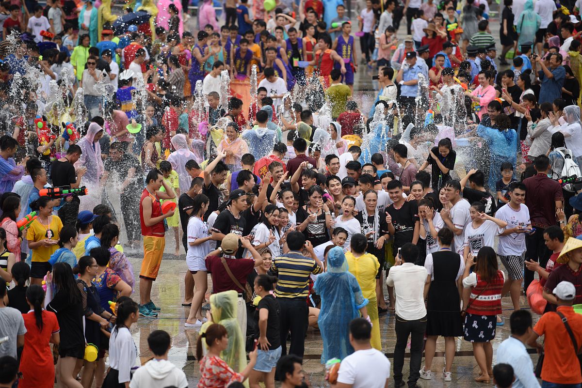 2018年8月17日,海南保亭,七仙温泉嬉水节活动在黎族苗族自治县开幕,黎