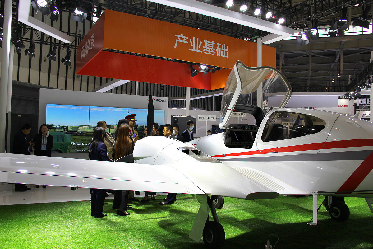 2021年4月22日,在南京举行的世界雷达博览会中国电科展区,新装备新技