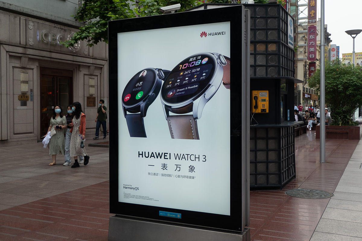 你是一名专业的活动策划请根据以下几个创意策划一场国庆主题营销活动活动为线上举办以文案宣传、话题宣传、造势活动为主并撰写一份详细的流程包含需撰写文章的标题： 1、以200万献礼20周年、亿维第200万台PLC下线 2以200万献礼祖国74华诞致敬国产品牌的自主创新 活动 1十月购买PLC享中国红限定包装 2单次购买在1-8万送华为watch4pro3499单次购买在8-15万送mate60p