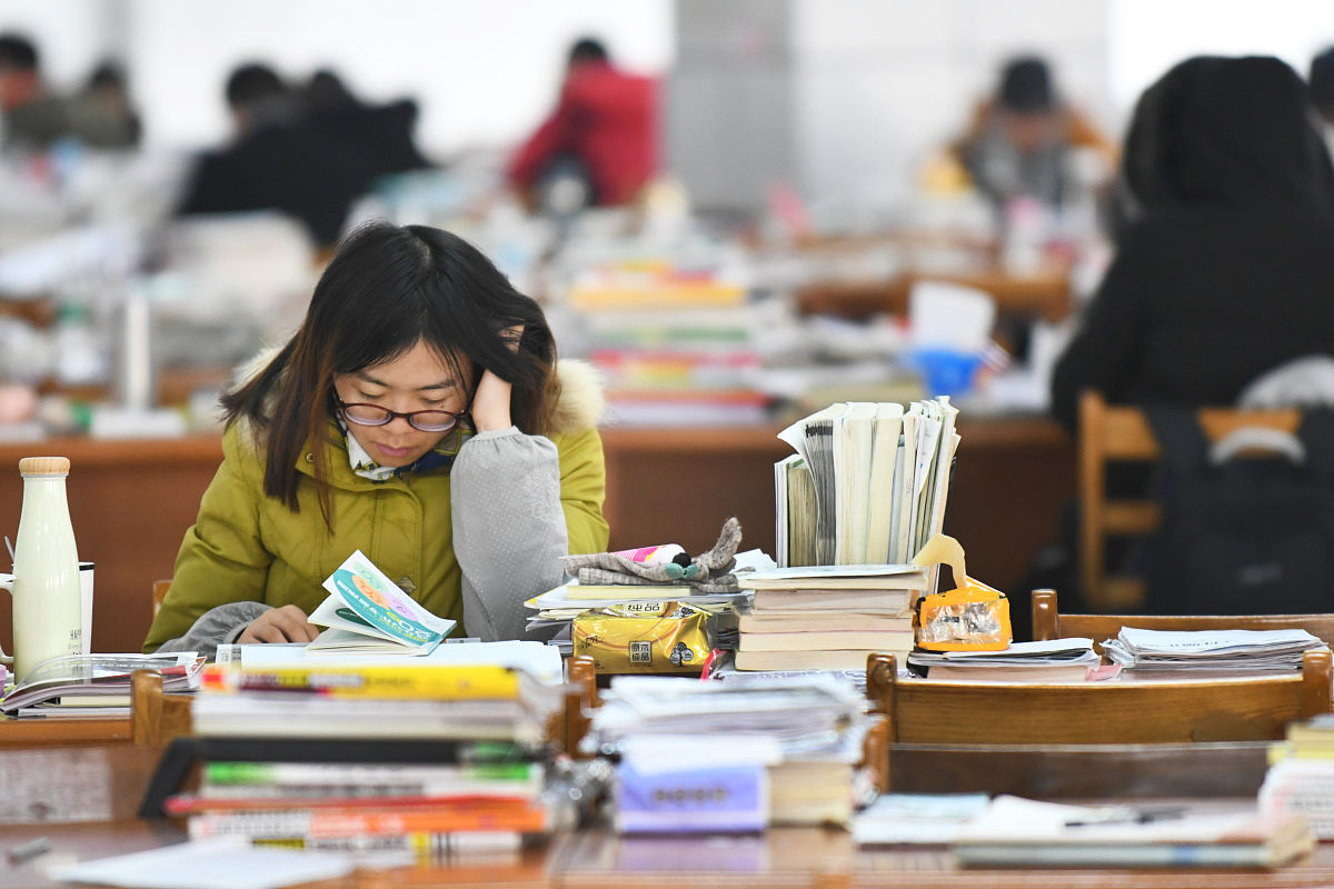 2018年12月16日,湖北武汉,"考研大军"周末不休息,为研究生考试做最后