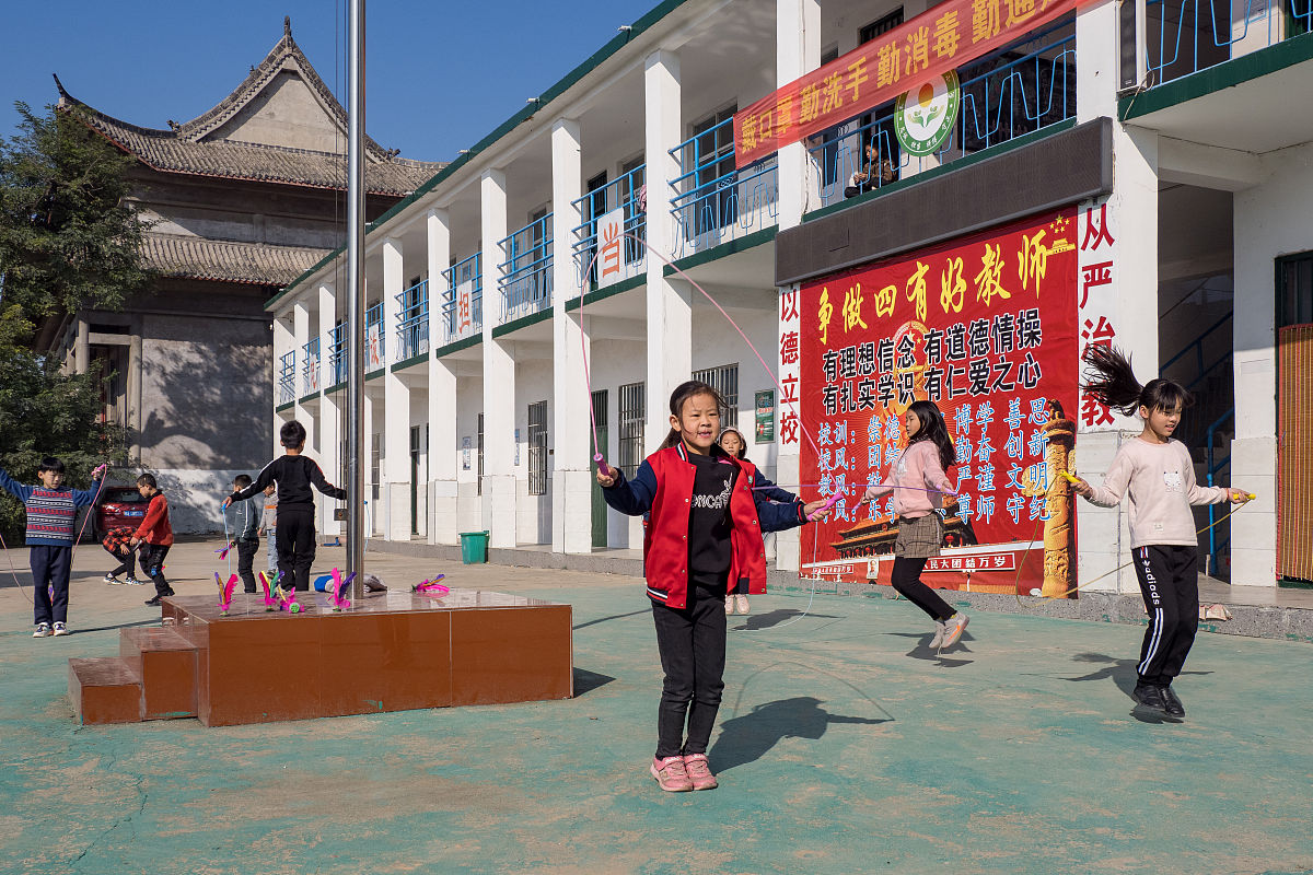 2021年10月13日,郑州市荥阳王村大悲寺小学,学生们课间跳绳,踢毽子.