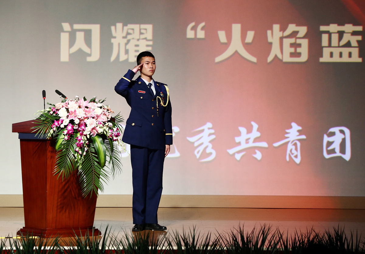 大学班长申报优秀团员个人情况简介第三人称