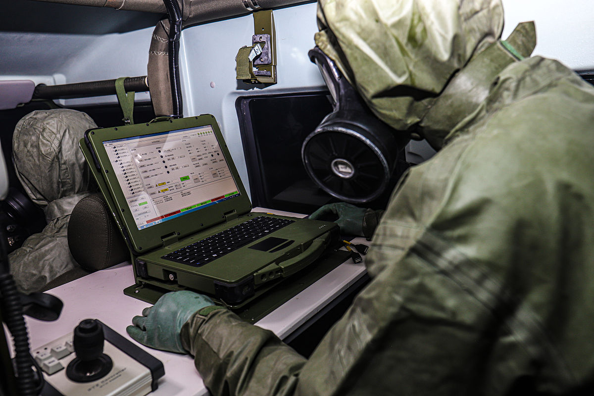 续写200字：随着人工智能、卫星导航定位、无人打击和网络攻防等高科技信息技术的迅猛发展现代化战争的形态正在发生着巨大的变革。高科技装备和信息化技术在一线作战人员的手中广泛应用让战争变得更加智能化、多样化和高效化同时也加剧了战争的破坏性和不确定性。陆军初级指挥员