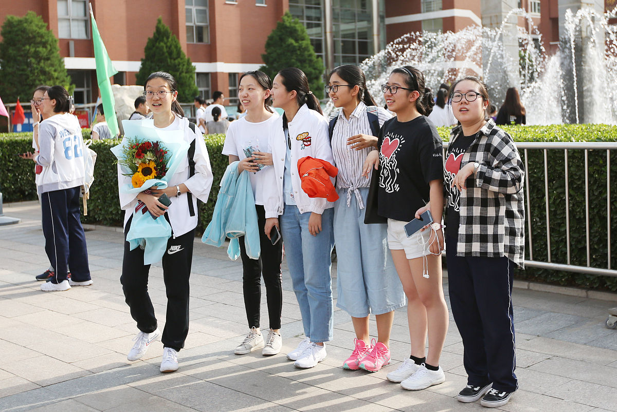 2019年6月8日,考生在北京第十二中学校园合影.
