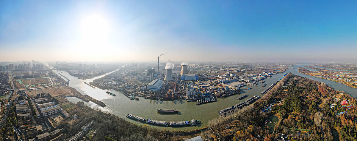 2021年12月23日,江苏扬州,京杭大运河的运煤船只增多,水上运输一片繁