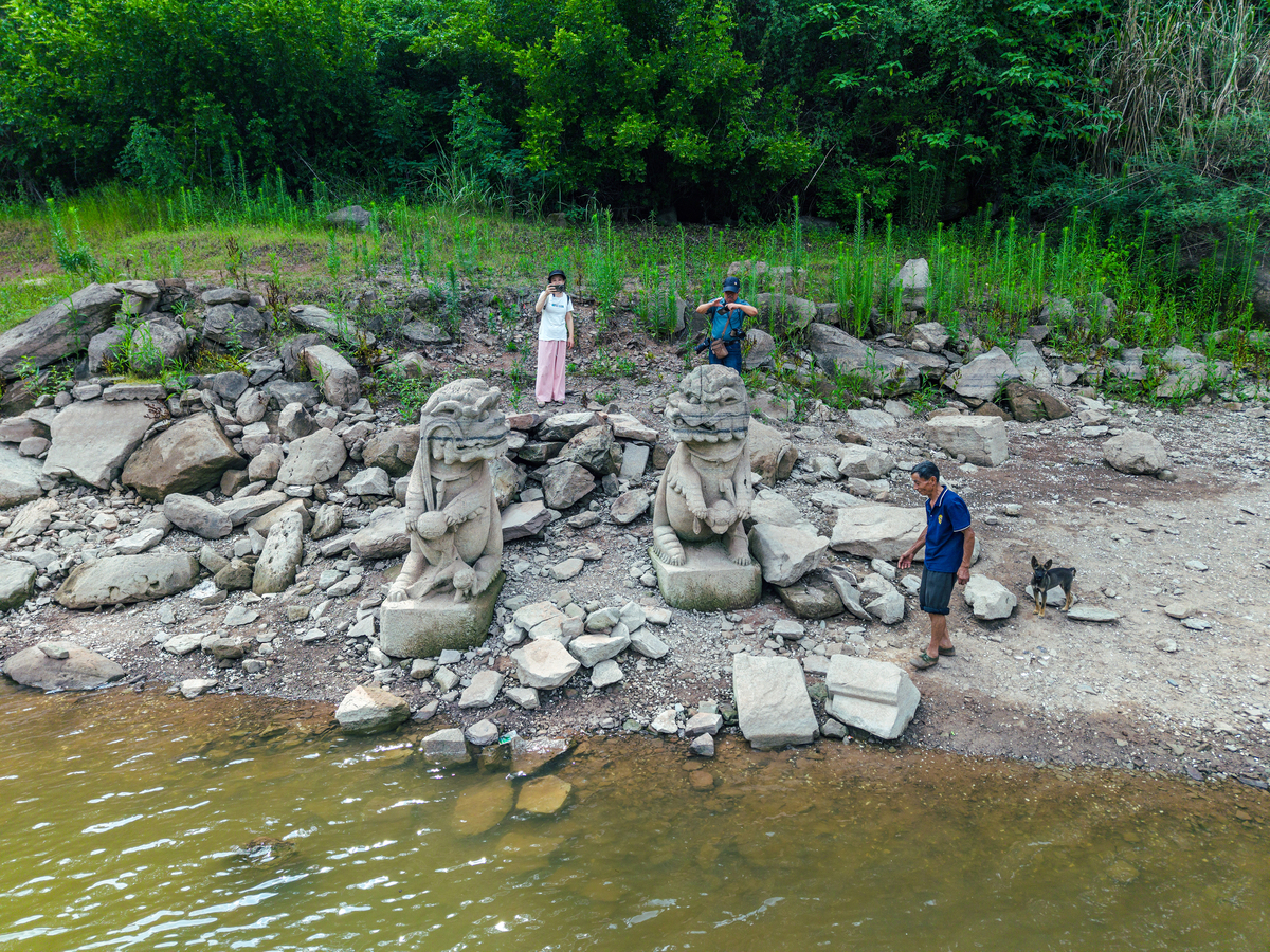 前言我小时候很喜欢在山里玩有的时候自己一个人还有的时候和其他小伙伴一起。在山里一遇到山泉水我都会去喝上一口要是口渴了就会喝个饱有时肚子都会喝撑了。有的时候会用一片叶子装水喝有的时候直接用手捧着喝甚至有时直接用嘴伸进水里面直接喝。山泉水虽然没有味道但是我却很喜欢喝来到山里不喝上一口都会觉得不舒服。我觉得山泉水是有味道的那就是大自然的味道。正文这里的山很多不只是群山环绕这么简单准确的说我们是生活在山里