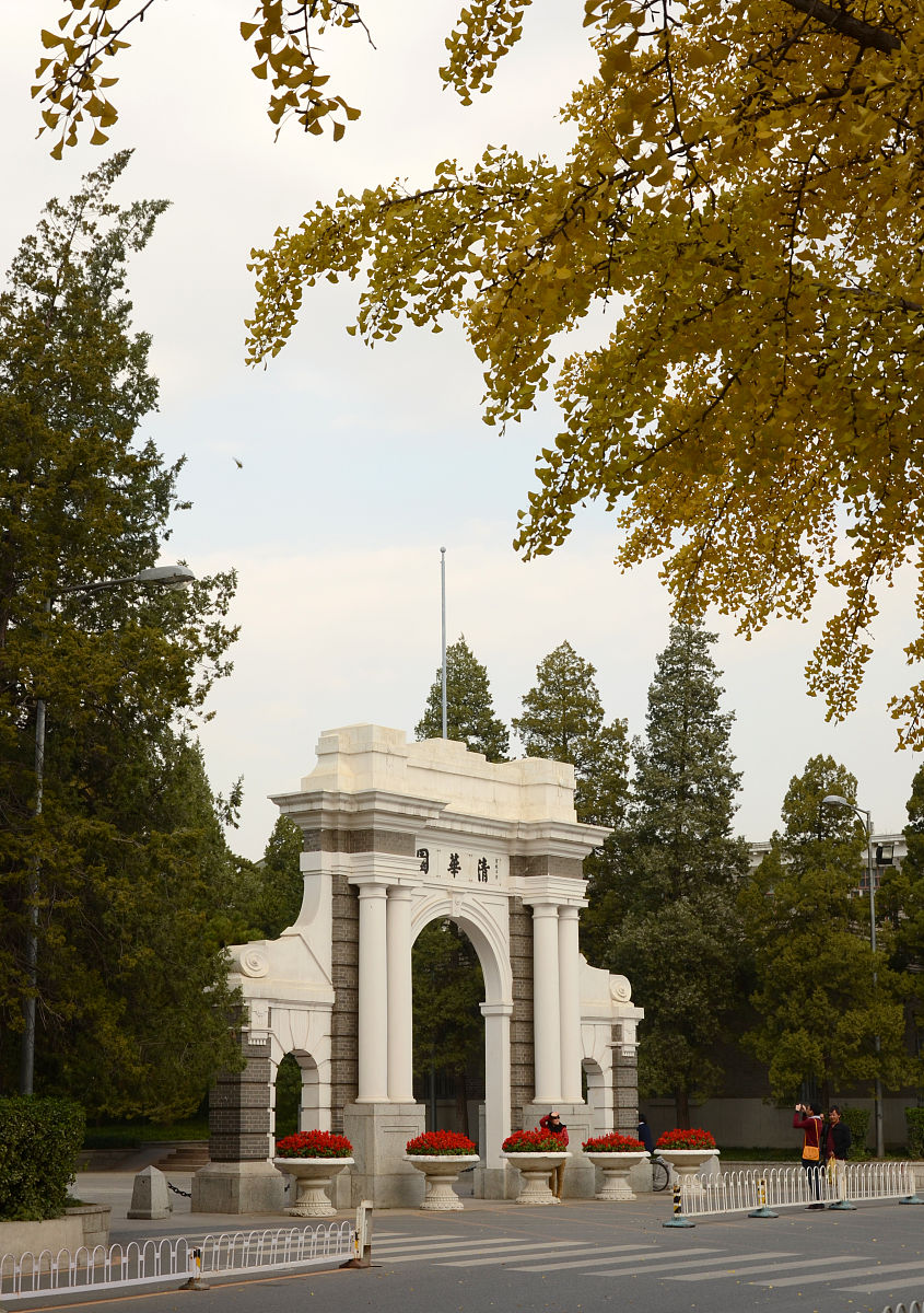 2012年10月29日,北京,清华大学二校门.