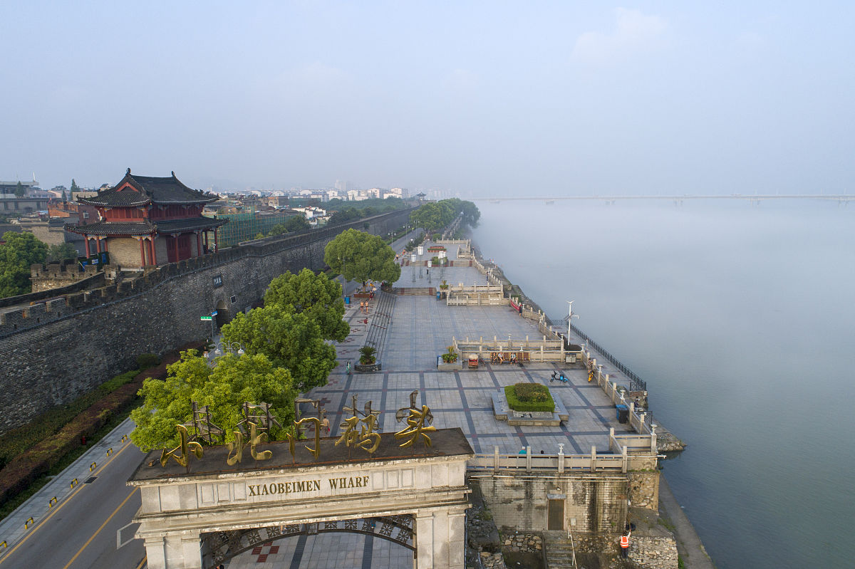 2020年8月1日,湖北省襄阳市,汉江水面上流淌着轻纱般的水雾,如梦如幻