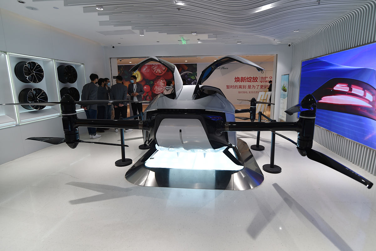 2021年11月25日,南京市,小鹏汽车直营店的旅航者x2飞行汽车.