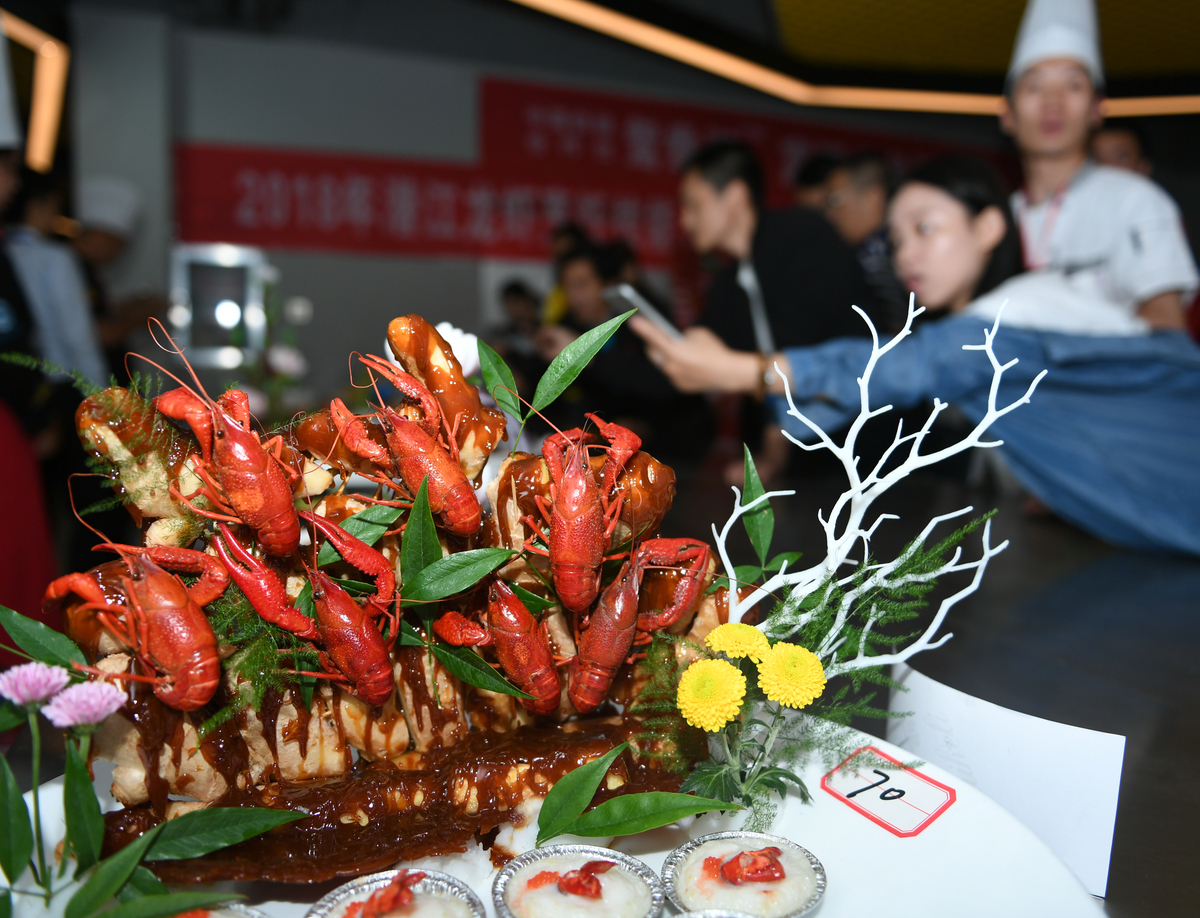 帮我仿写一份以下龙虾文案每年盛夏重温令人回味绵长的美食记忆。法尔胜龙虾每一只都是一两以上的大虾纵享鲜甜本味零度以下秘制配方冰爽入味经历时间沉淀清香诱人。优雅剥虾肉质Q弹嗯~口感富裕每一口都是味蕾的极致享受法尔胜冰镇龙虾满足你对龙虾所有的幻想。