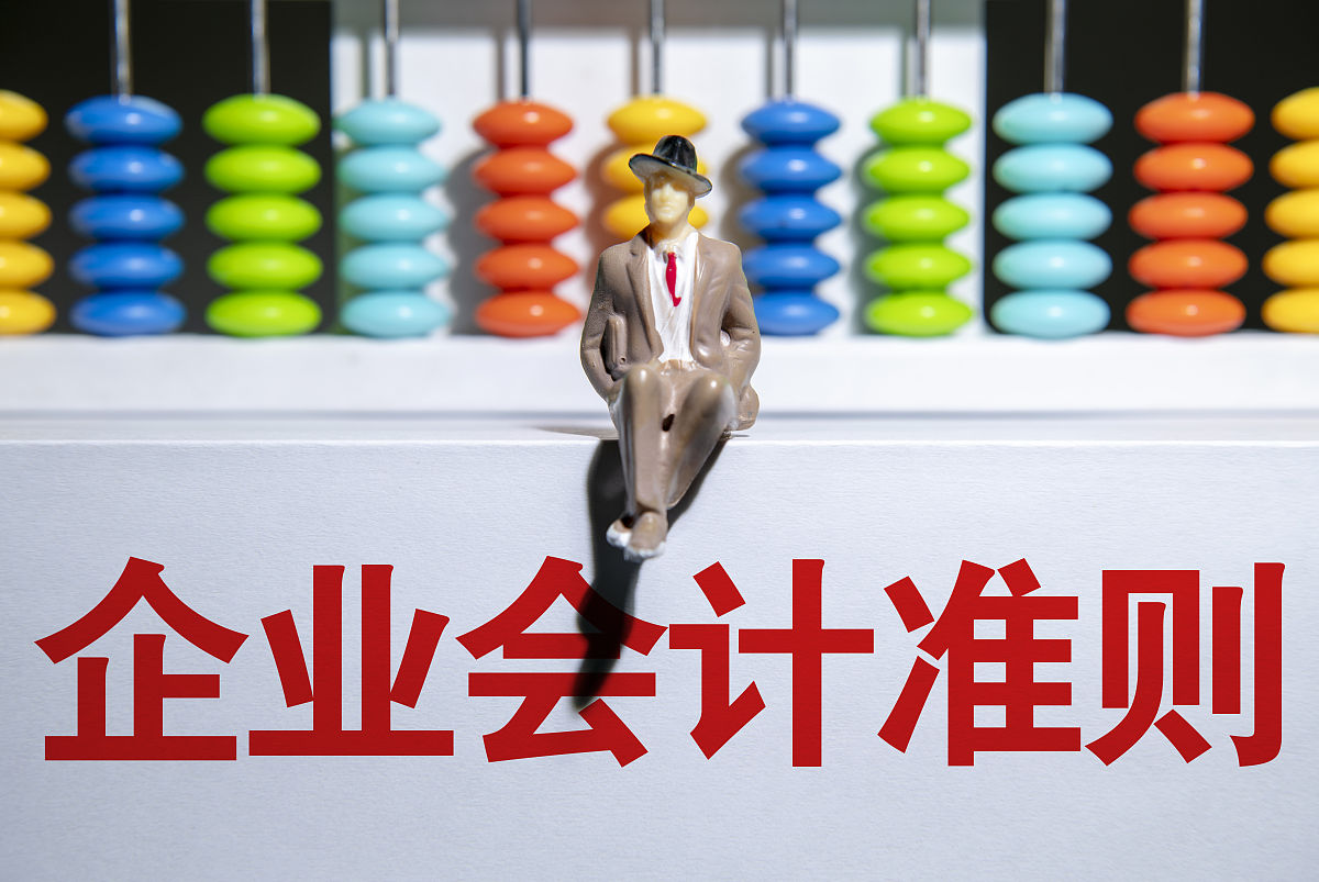 财务外包是指企业将其财务管理工作委托给专业的服务机构。中小企业作为经济的重要组成部分经常采用财务外包的方式来降低成本和提高效率。根据国内外的调研结果中小企业财务外包的现状如下： 1中小企业财务外包的市场需求不断增加。由于中小企业自身财务管理能力的不足很多中小企业选择将财务管理工作委托给专业的服务机构以提高财务管理水平。 2财务外包服务机构的数量不断增加。随着中小企业财务外包市场的不断扩大越来越多的