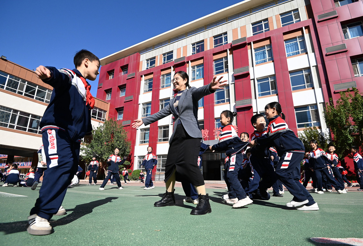 2023年11月6日,河北邯郸,邯山区实验中学小学部的学生