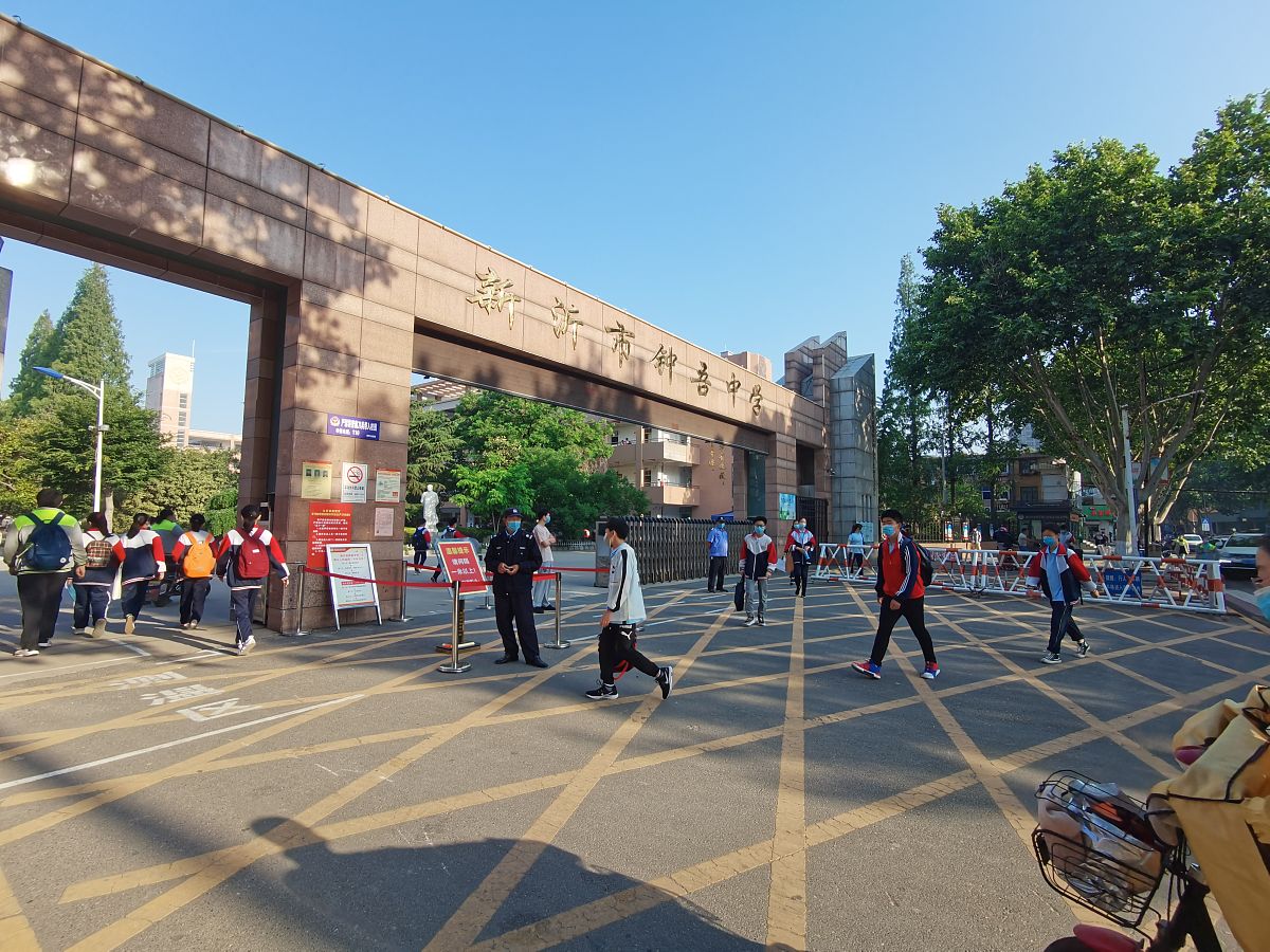 2020年5月28日,江苏省徐州市,新沂市钟吾中学,学生上学的情形.
