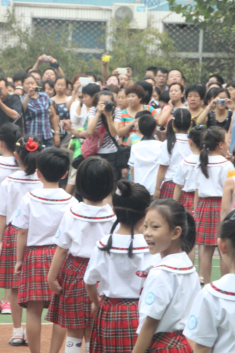 2013年8月28日,石家庄市机场路小学以举办"开笔礼"的方式迎接360多名