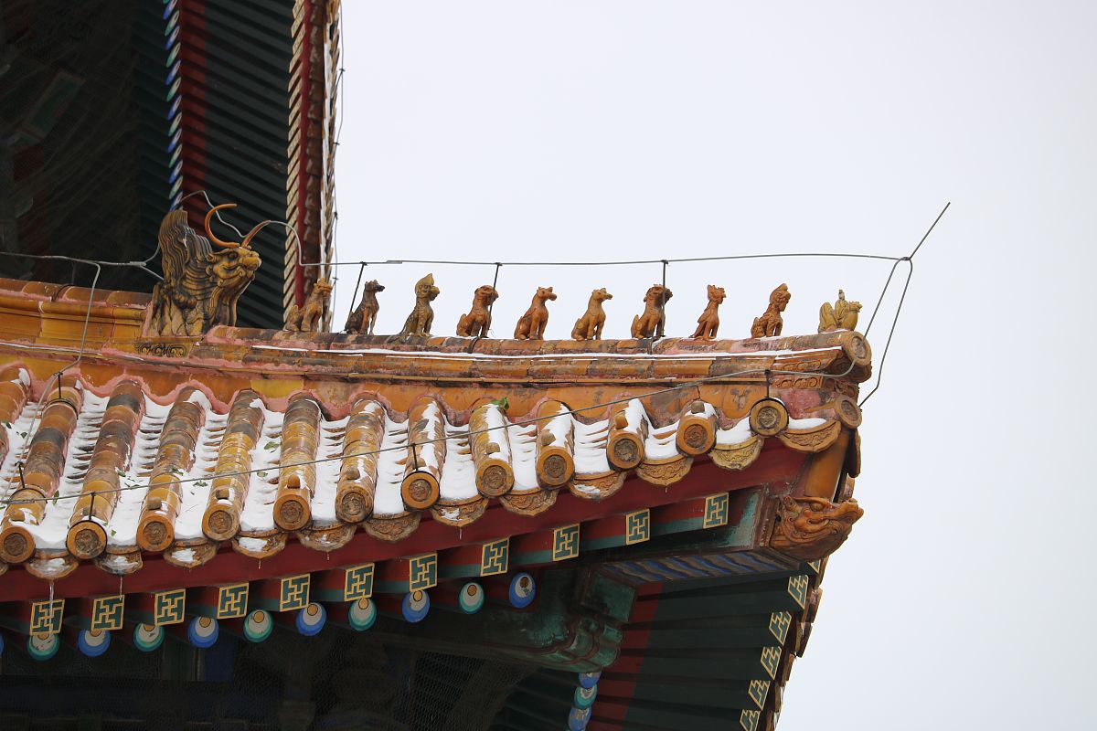 2021年11月7日,立冬,北京市东城区太庙经历初雪的洗礼,园内古建被白雪