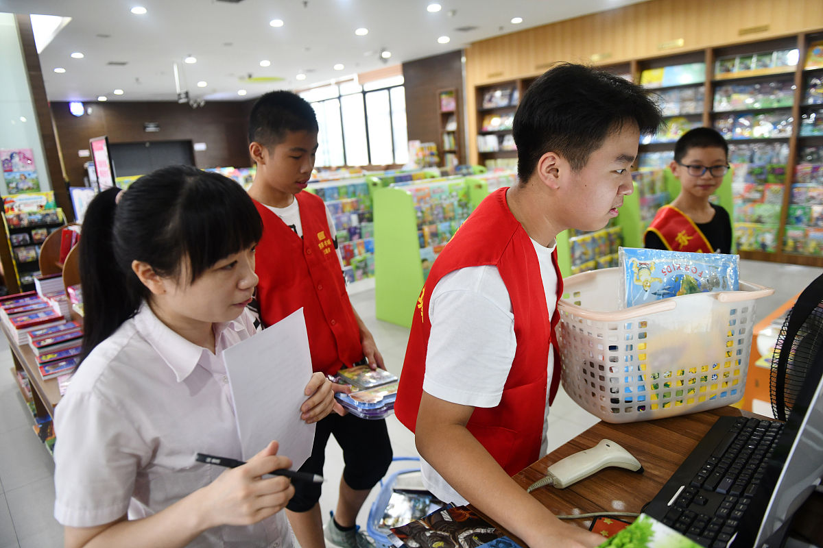 收银员社会实践总结：责任、细致、快速反应、团队合作和学习机会