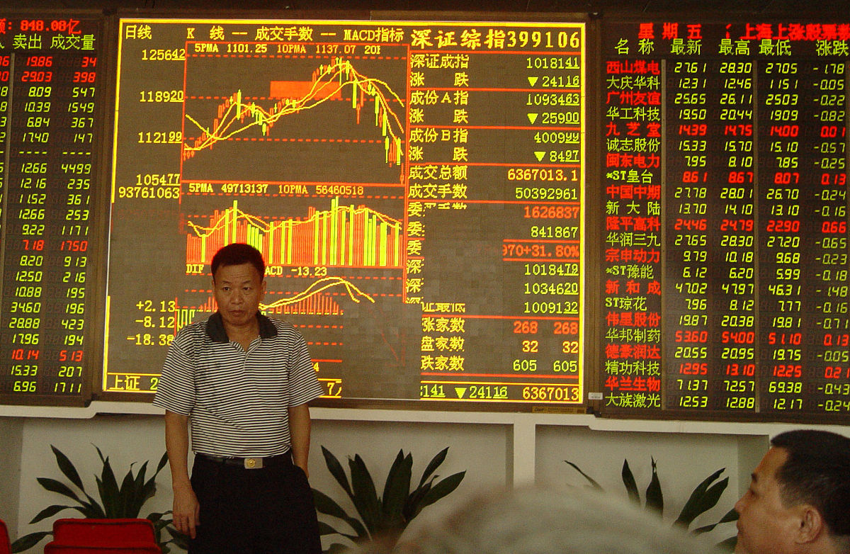 2010年5月7日,海南海口,投资者在一家证券营业部关注股市行情.