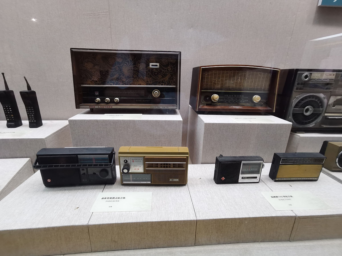 索尼fh—b150组合音响怎样使用收音机功能搜索电台存储电台使用相应的按键？