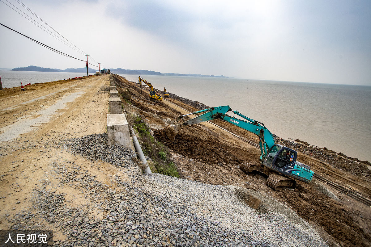 要求字数大于500字重点描写阶梯型堤防是如何消浪的拓写这句话：里然 国 内 外许 多 学 者 在海堤消 浪方 面 做 了 大量 的 研究 在 实 际 工程 中 也通 过现场观察 和 结 果 分 析 可 知 在 相 对溯 升 、 反射率 、 越浪 量 等 方 面 阶梯 式海堤均 比 平 而斜坡 式海堤小 具 有较好 的 消 浪效 果 但是 对于 阶梯 式海堤 消 浪效 果 的 研 究却 很