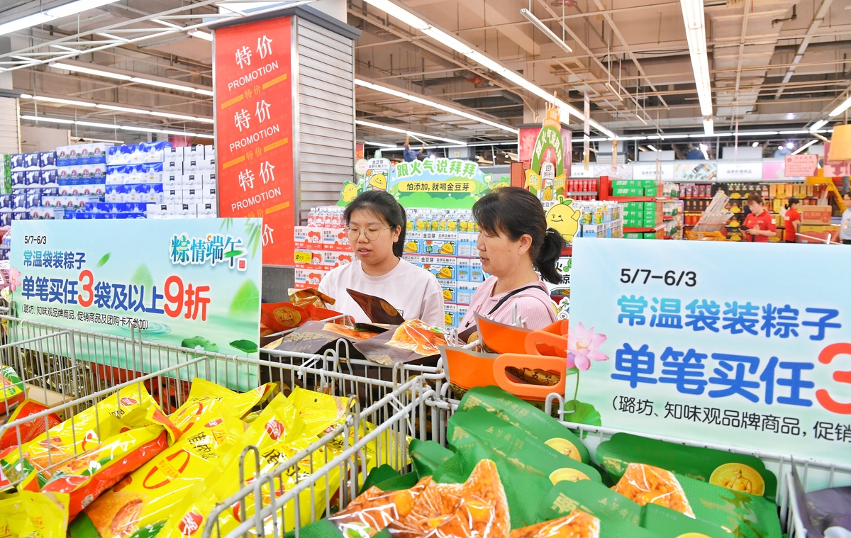 用自己的理解从成本领先策略方面论述西安钱大妈社区生鲜便利店控制成本的策略，不能直接抄袭他人观点和概念，不少于500字。