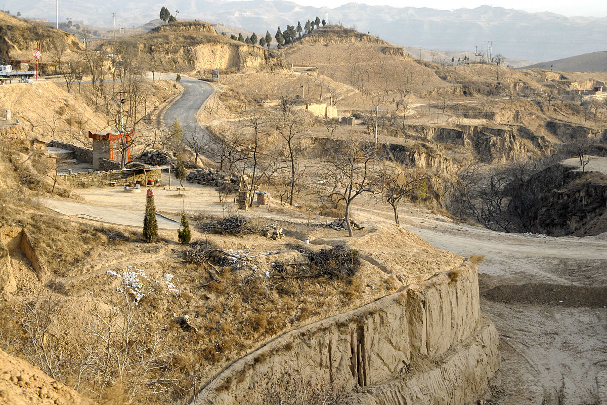 写一篇关于延安市农村基层民主建设过程中经济落后制约民主建设发展的问题分析。