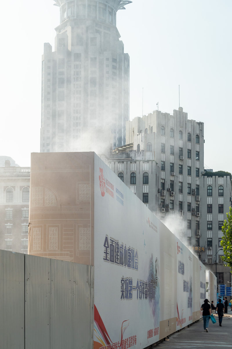 写一篇新闻稿主题是发城镇落实上级指示对建筑工地扬尘污染进行治理具体措施为设置围挡、设置雾状喷淋、采取湿法作业等并起个有新意的题目