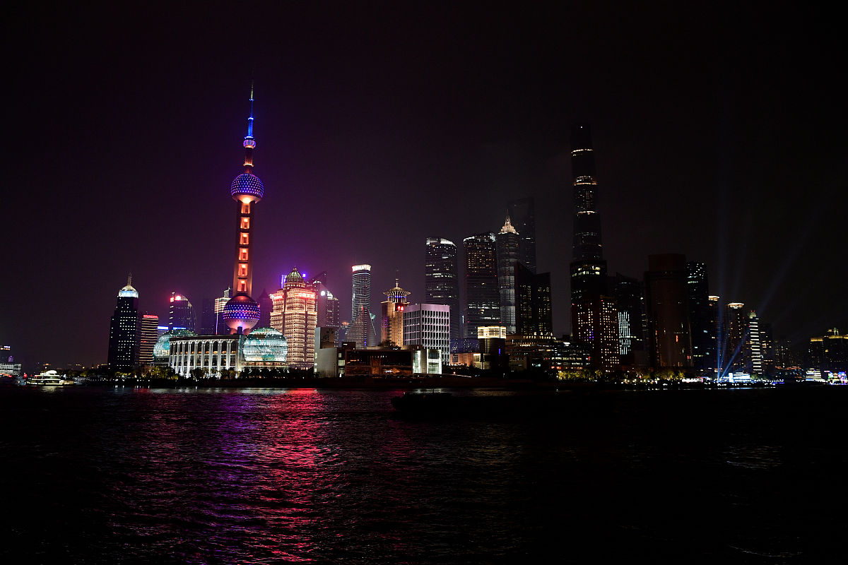 2021年3月27日晚8点30分后,上海黄浦江畔陆家嘴的上海中心,东方明珠,