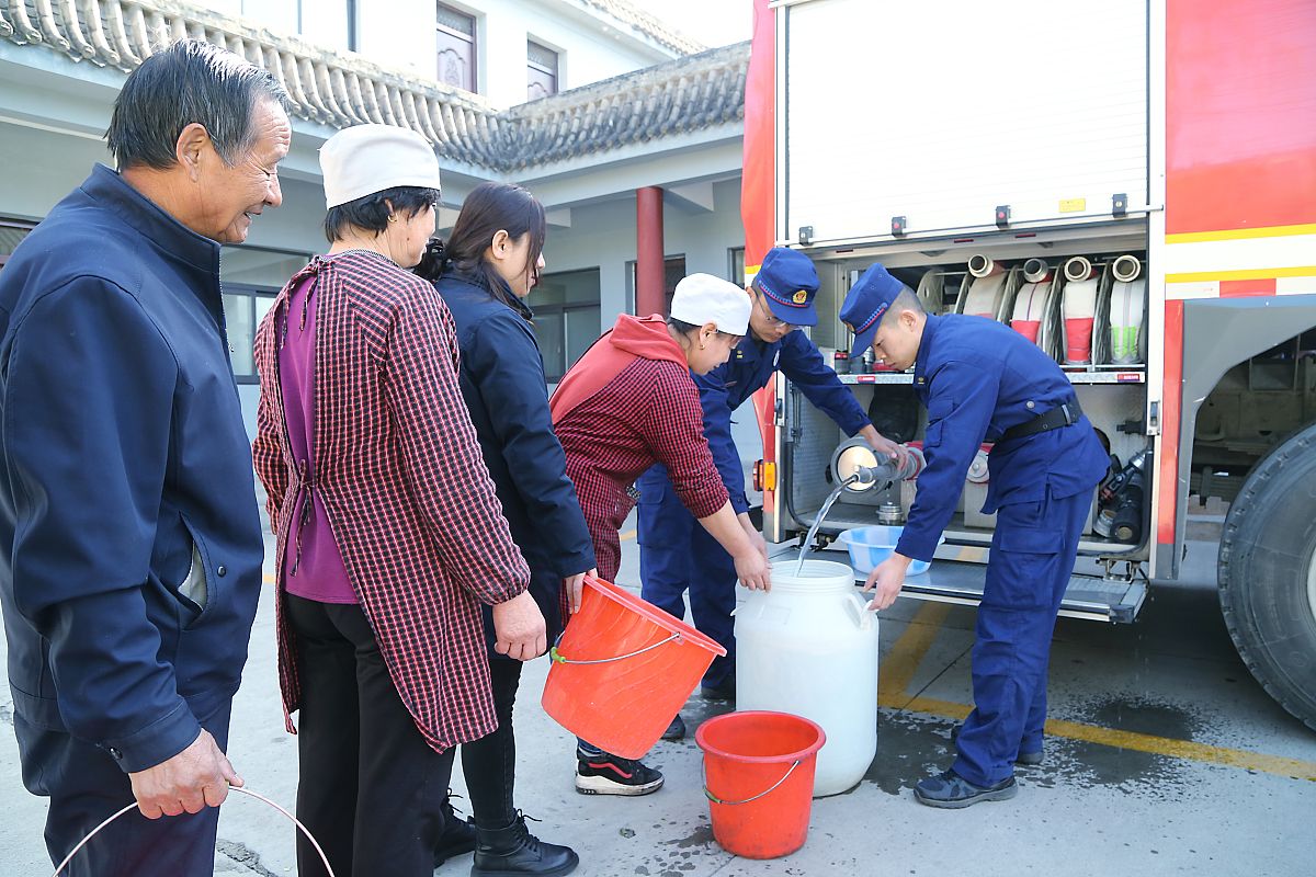 续写文本续写span标记的部分续写5000文字续写文本：关于政府购买农村保洁社会化服务推进情况的调研报告为进一步优化城乡农村人居环境建设城乡一体、产城融合、环境优美、社会和谐的都市田园新城。近期县政府办公室成立专题调研组深入14个乡镇街道通过实地走访、摸底调查、座谈问答、对比问效等多种形式全面了解了我县购买农村保洁社会化服务推进情况现将调研情况报告如下。 三、政府购买农村保洁社会化服务存在的问题