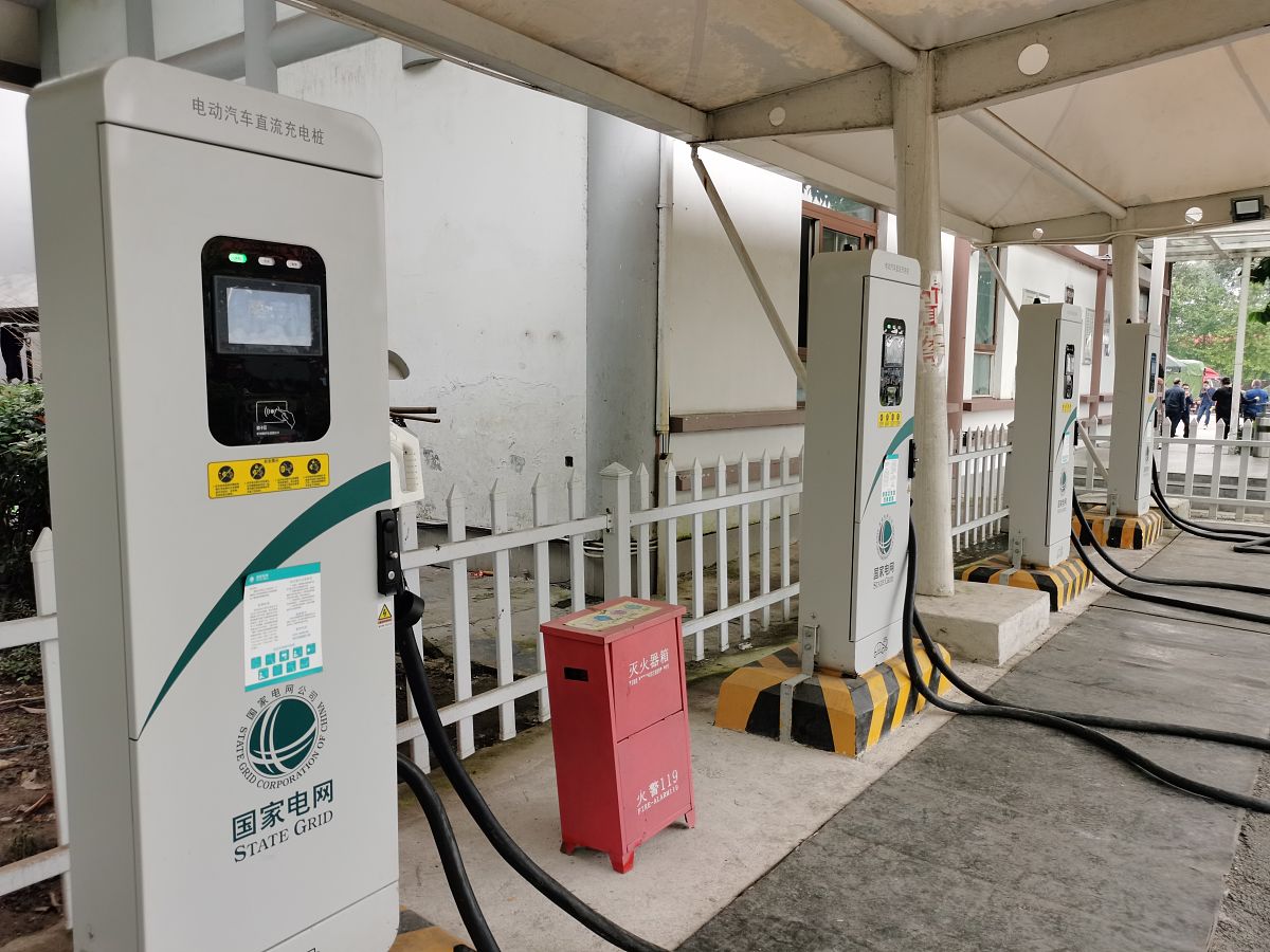 为贯彻落实集团公司战略部署销售公司517动员会和612推进会精神及省公司工作部署充分认识省会公司扮演的重要角色把握住第三次网络大发展的战略契机加速推进我公司充电业务发展我公司成立了由一把手牵头的充电业务工作专班由发展基建部统筹负责项目建设推进零管、财务及各区域经营部主要负责人参与配合的工作组。每天早晚各两次对接项目备案及建设进度现将进展情况汇报如下：一、充电任务目标及进度完成情况任务目标及建设进度