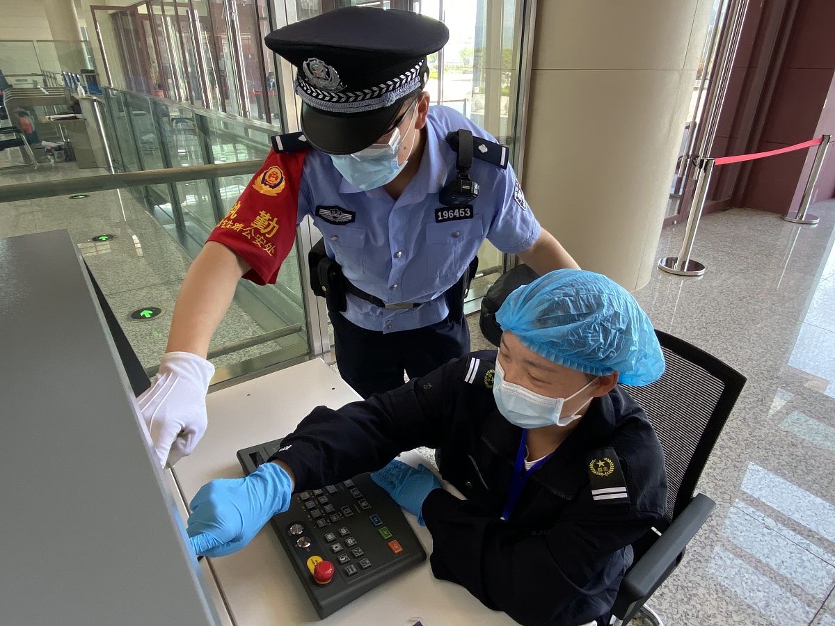 提出三个方向来分析基层公安机关警力配置存在的问题