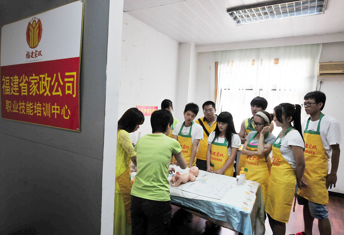 论述访谈法是论文湛江市社区体育公共设施配置存在的问题及对策研究的研究方法写成一段话格式不少于100字。