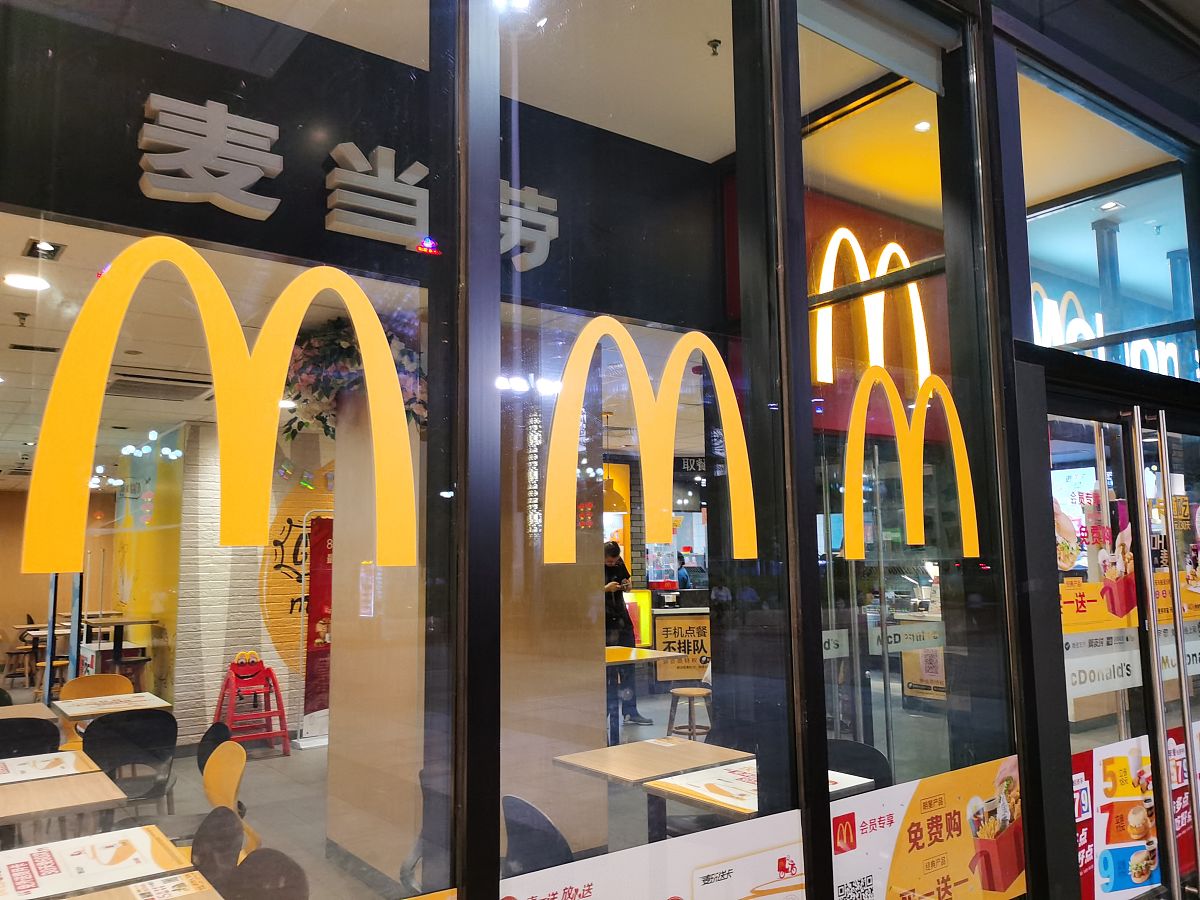 麦当劳和肯德基常常与超市相邻近布局为什么？