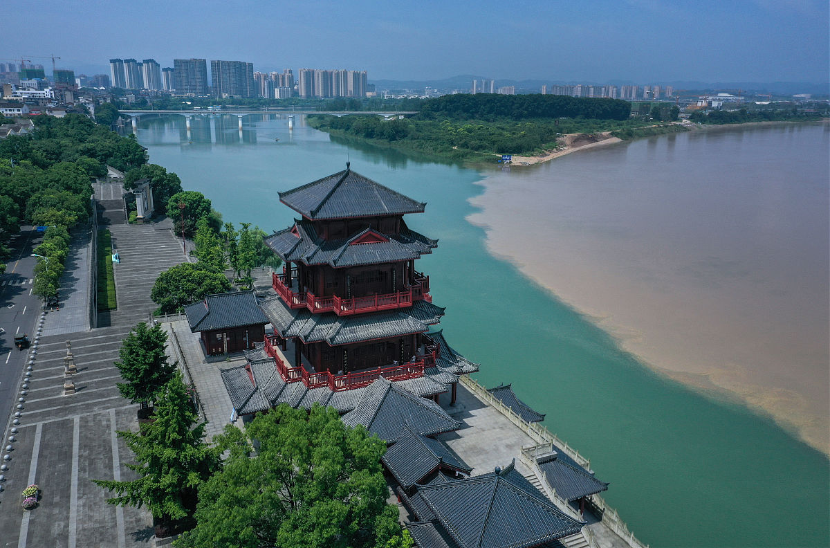 2021年7月15日,湖北省宜昌市,境内长江和清江交汇处泾渭分明的奇特景