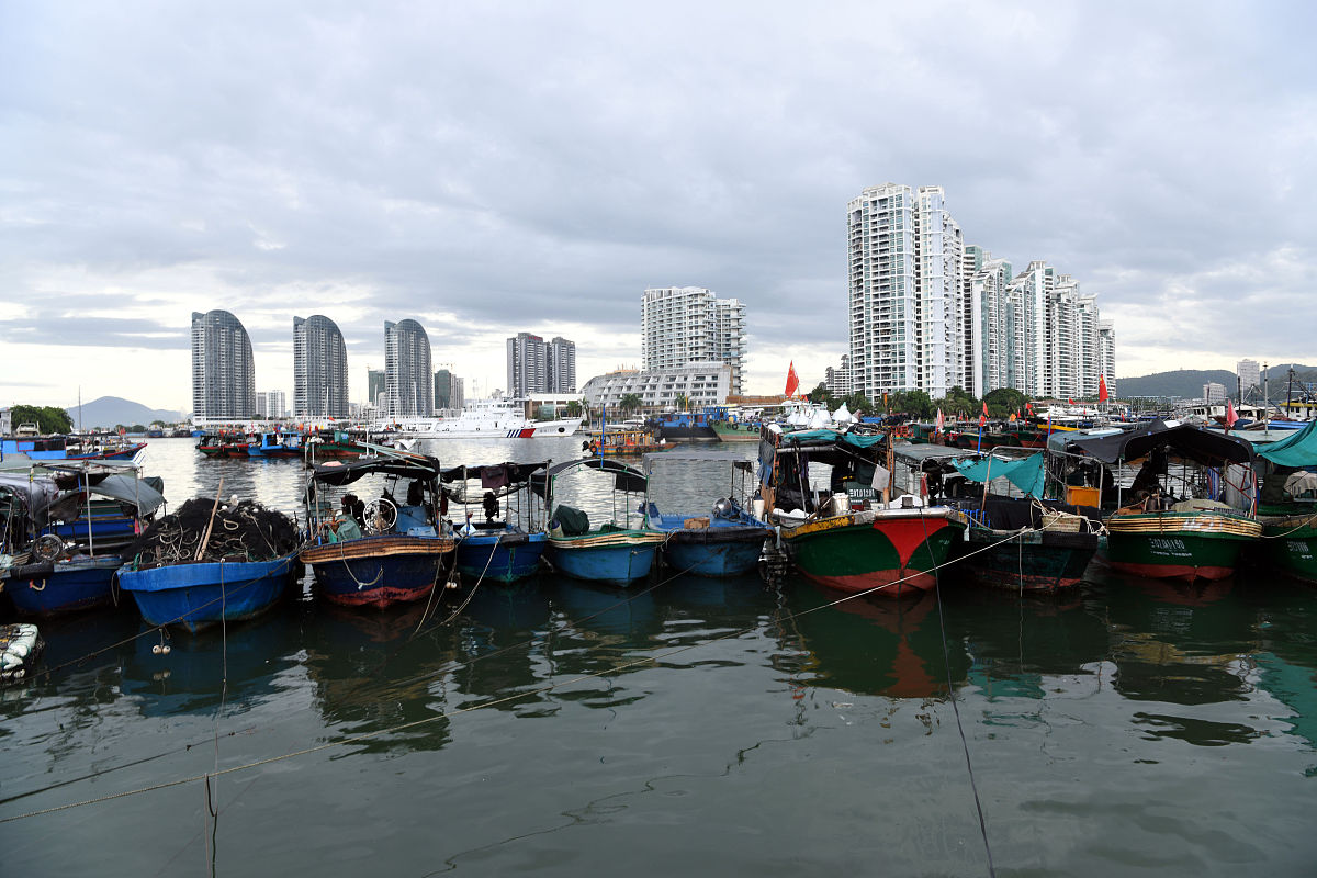 2020年9月17日,海南三亚,因受台风"红霞"影响,船只回到港内避风.