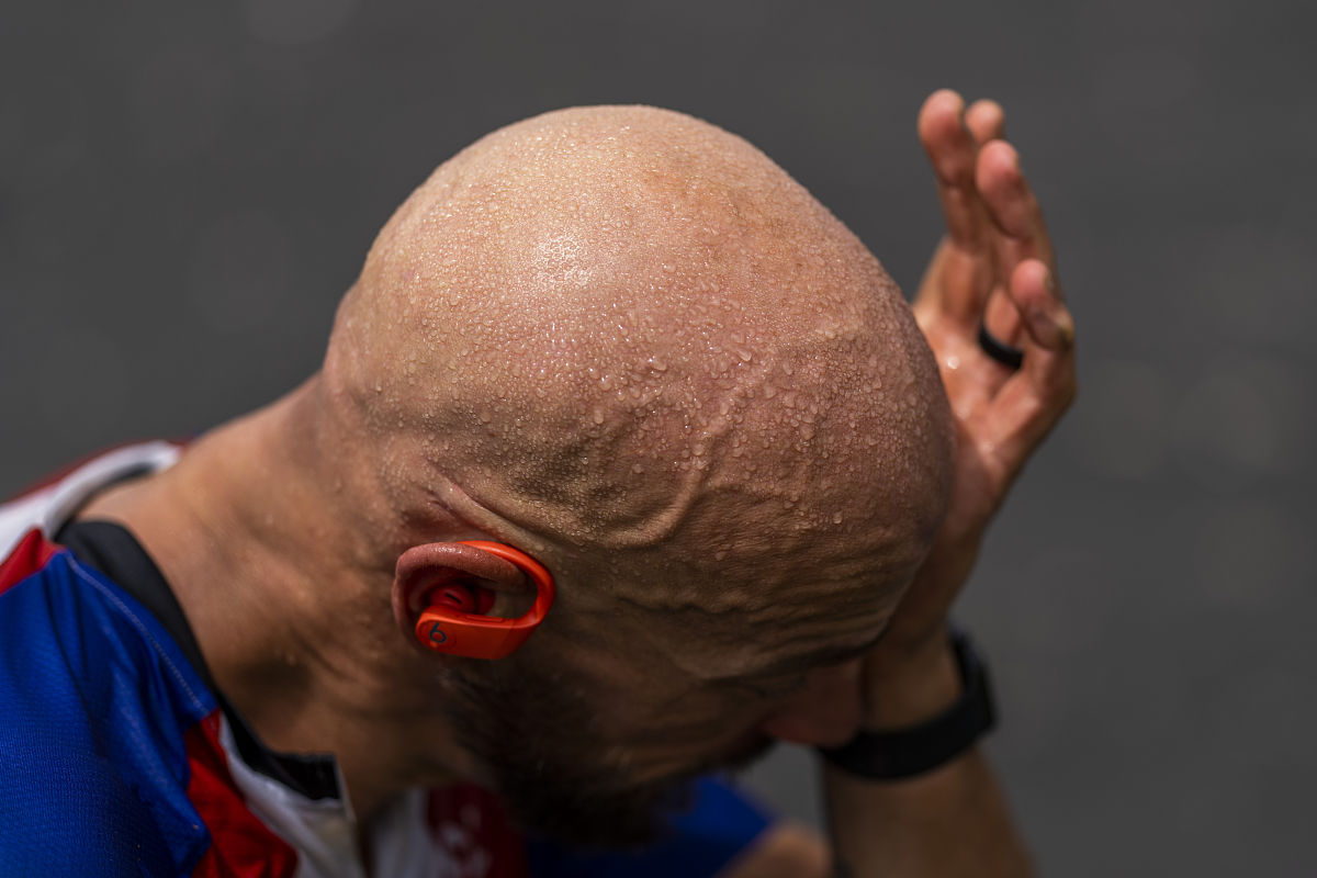 汗水一遍遍擦擦不过来