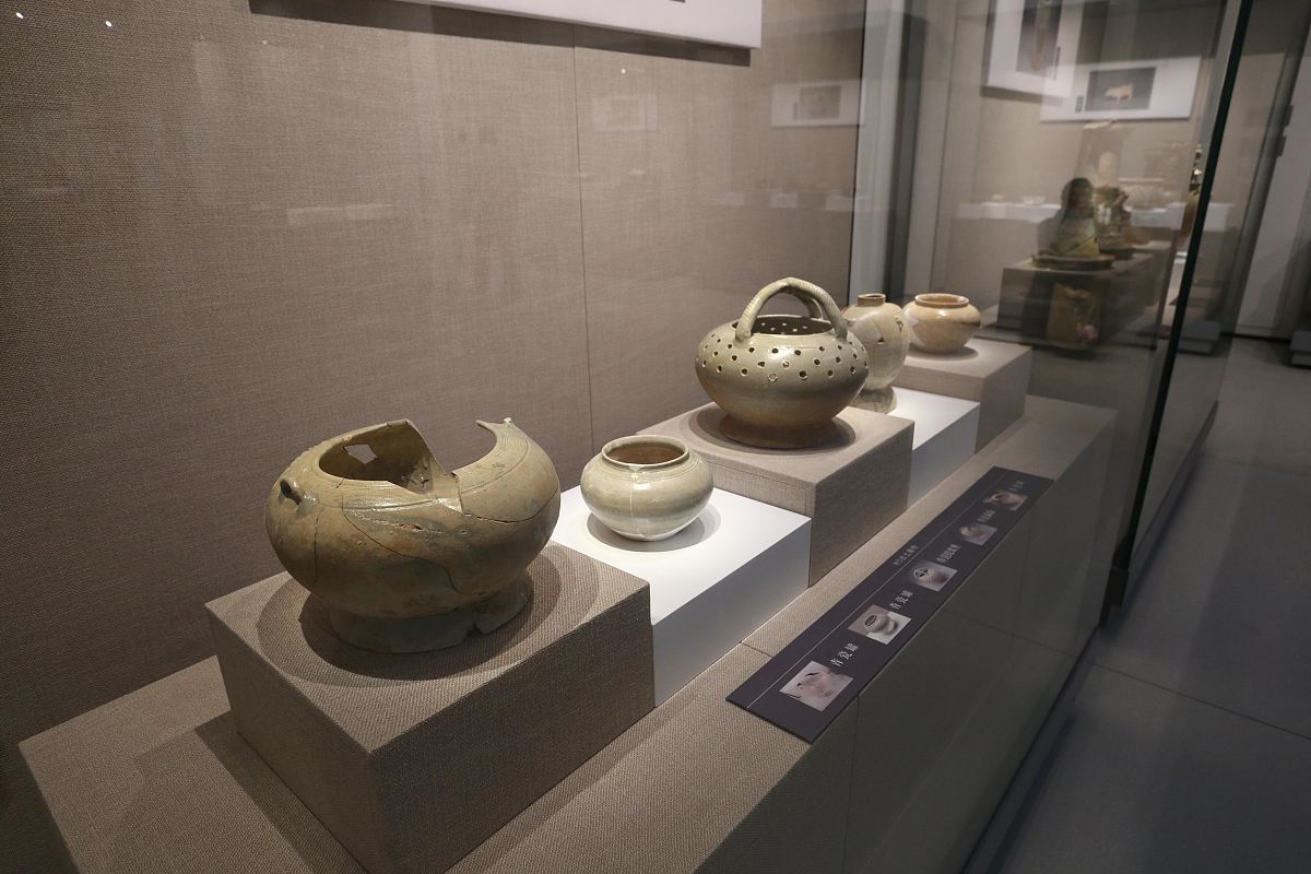 2021年4月20日,南京六朝博物馆,展览共展出该墓出土并清理完成的200余
